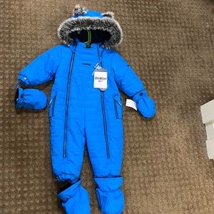 OSHKOSH snowsuit new with tag never been worn. Size 18 M